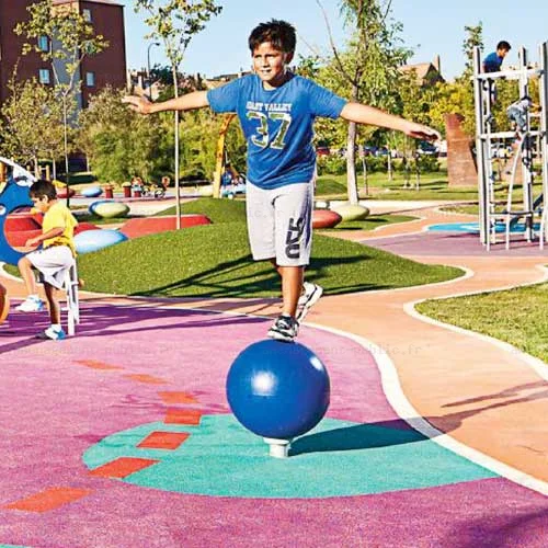 Boule ludique pour aires de jeux extérieurs
